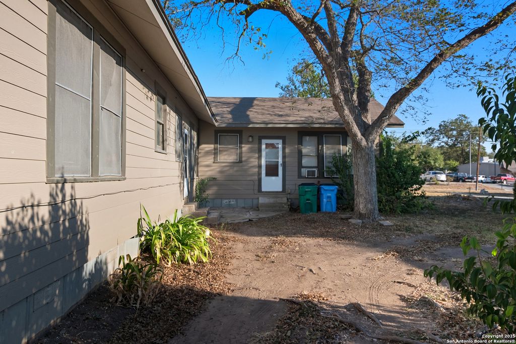 Photo of 613&amp;615 E Court, Seguin, TX 78155 (MLS # 1915940)