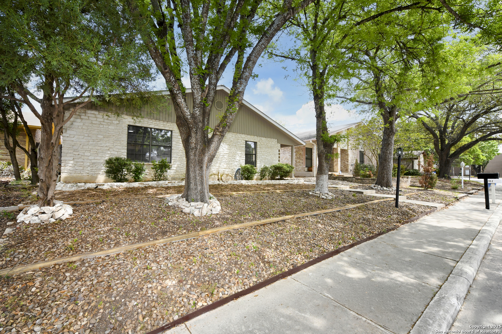 8906 Willmon