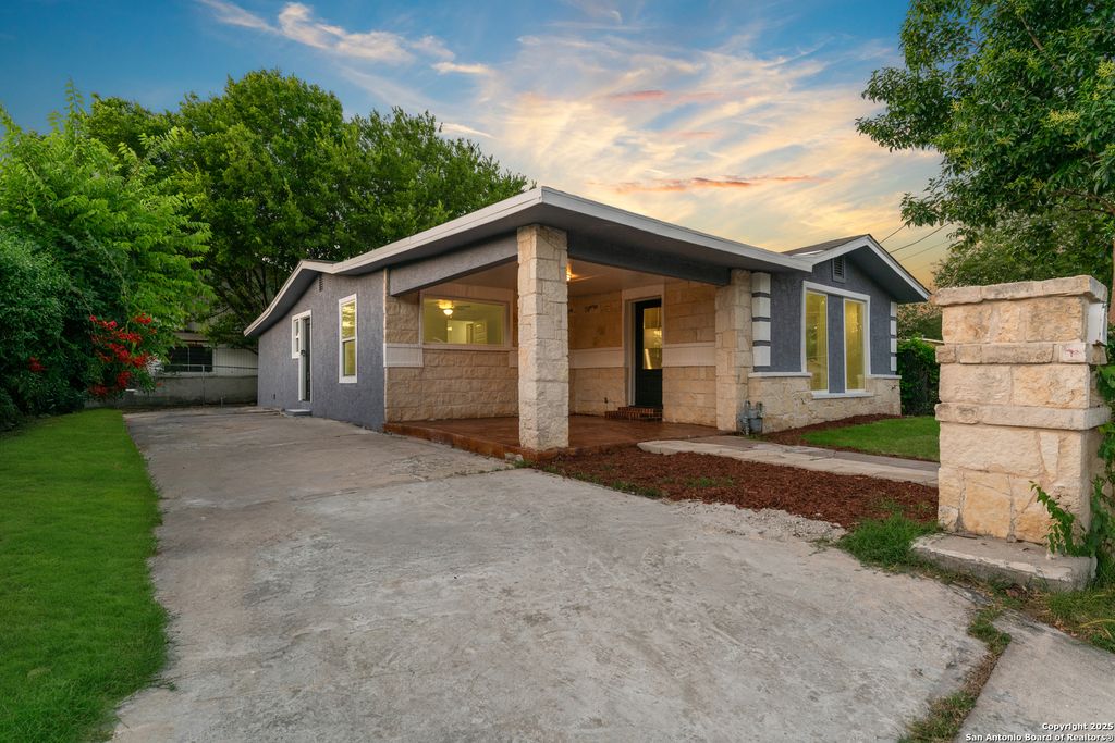 Photo of 1917 San Carlos, San Antonio, TX 78207 (MLS # 1878215)