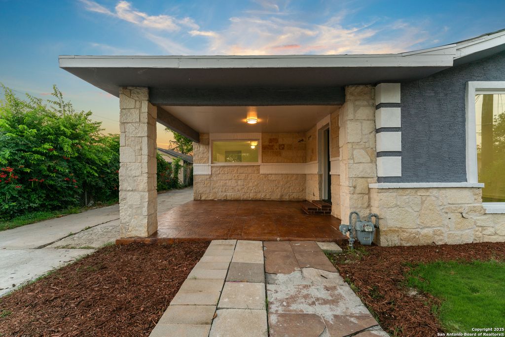 Photo of 1917 San Carlos, San Antonio, TX 78207 (MLS # 1878215)