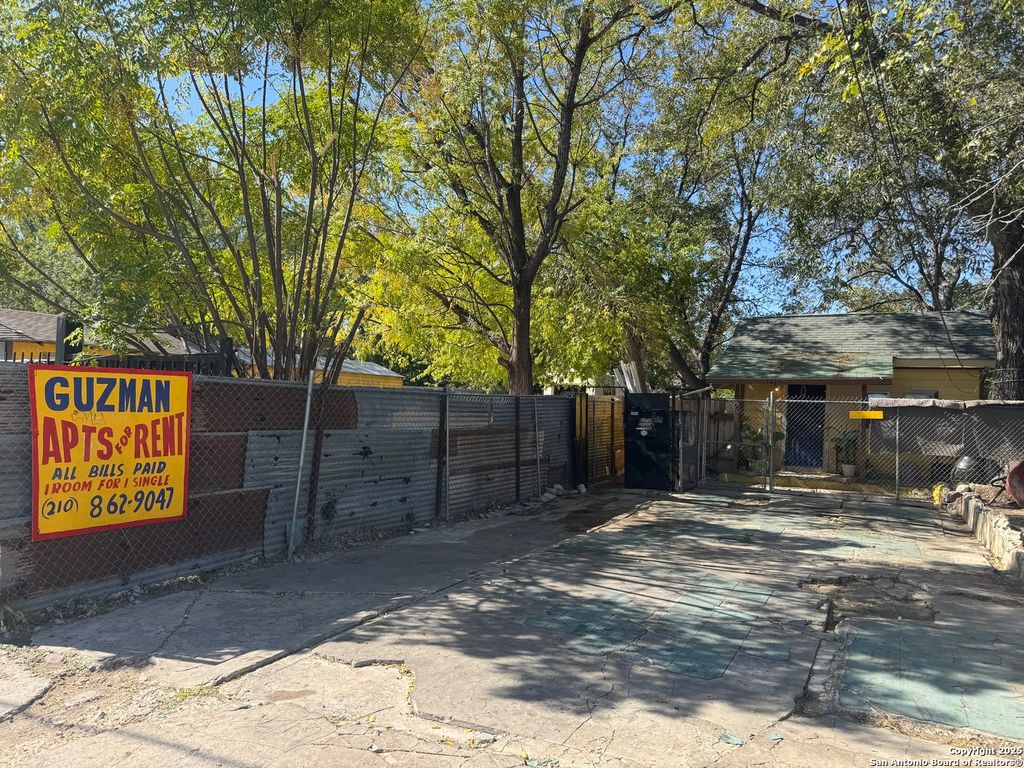 Photo of 3015 S FLORES ST, San Antonio, TX 78204 (MLS # 1819446)