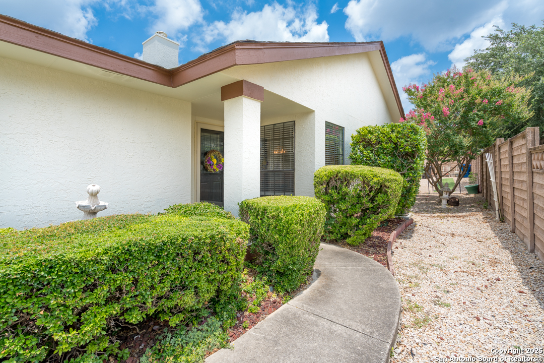 5823 Archwood