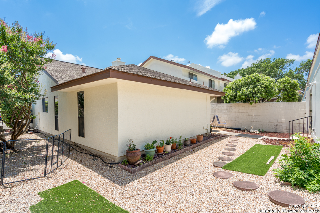 5823 Archwood