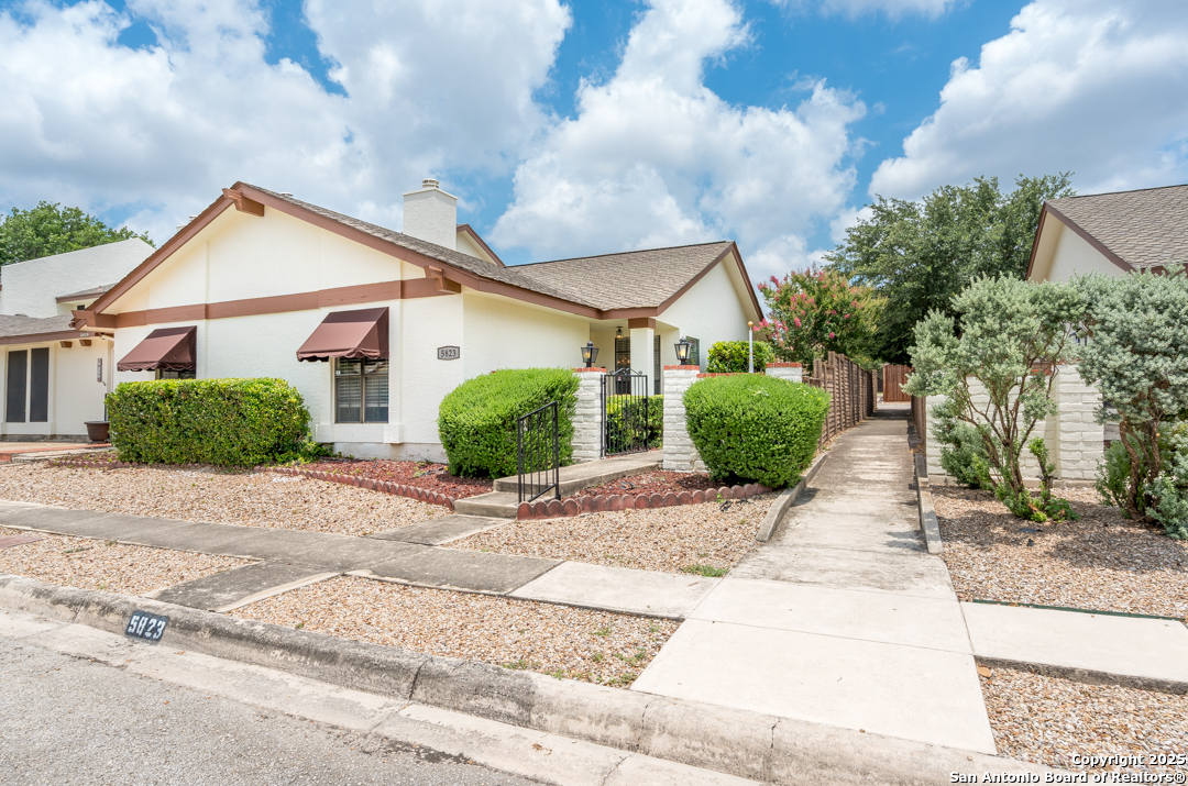 5823 Archwood