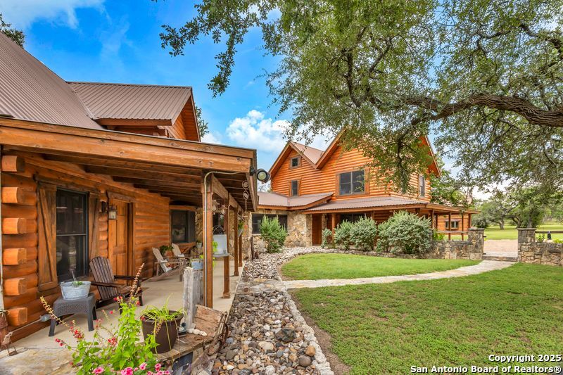 700-700B LEDGE ROCK ROAD