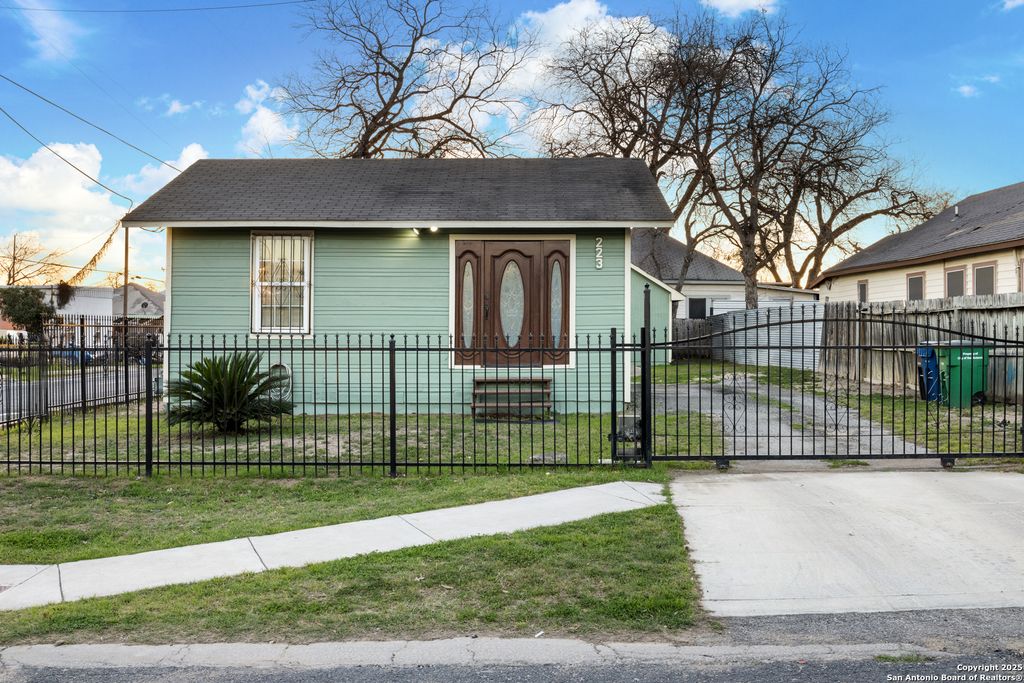Photo of 223 Lancaster St, San Antonio, TX 78214 (MLS # 1847506)