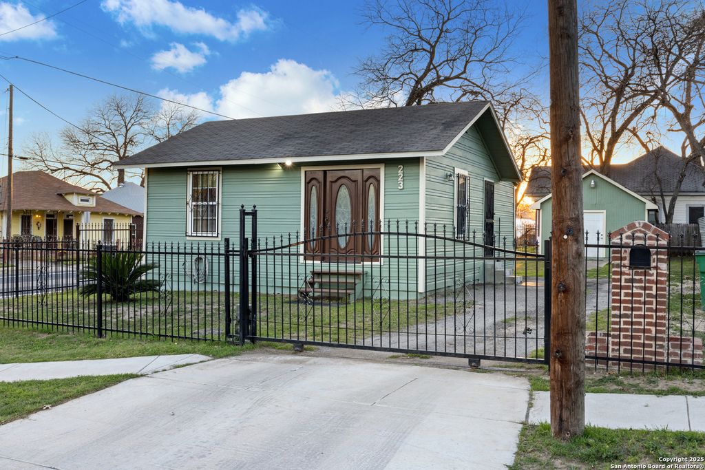 Photo of 223 Lancaster St, San Antonio, TX 78214 (MLS # 1847506)