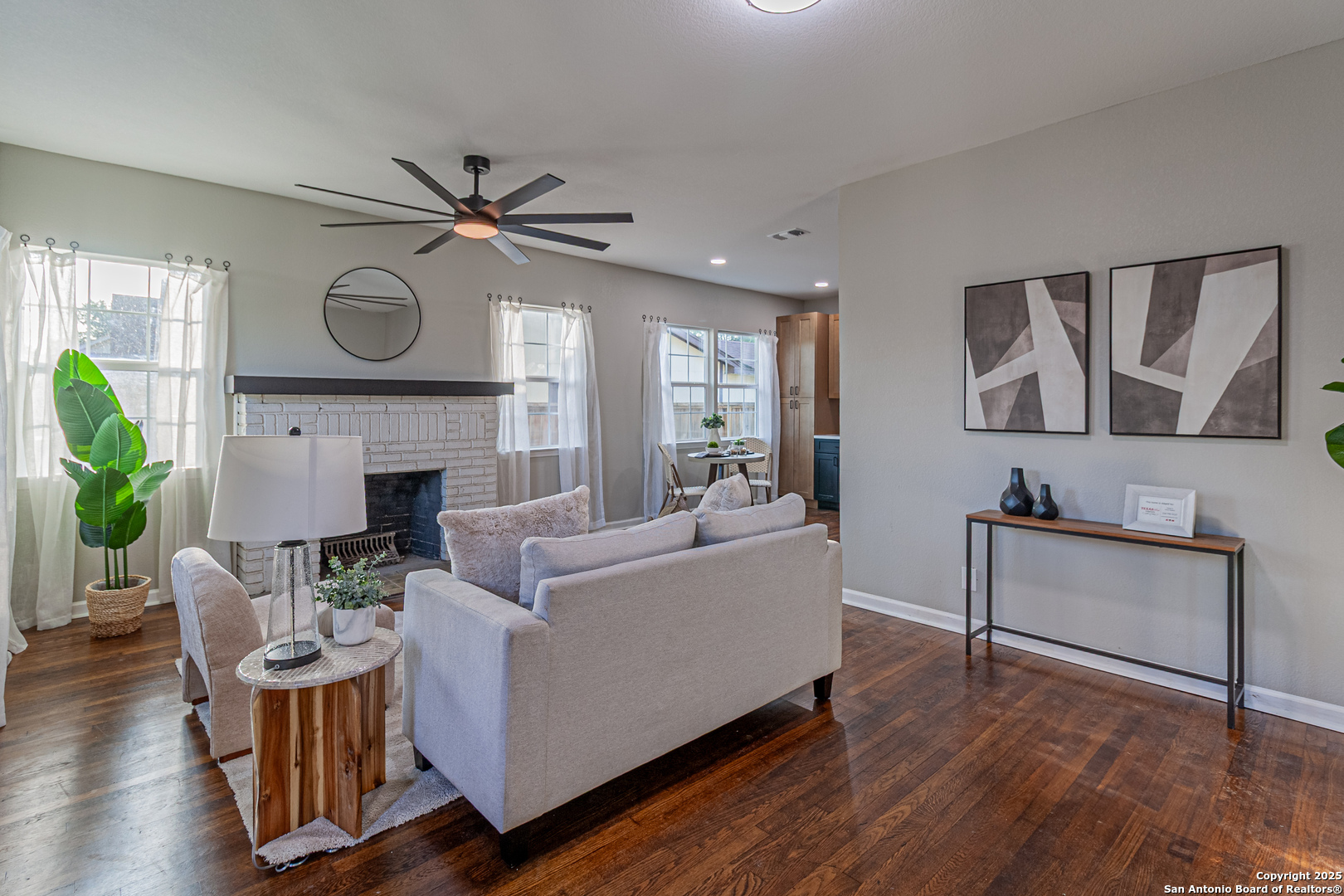 1641 W Huisache
