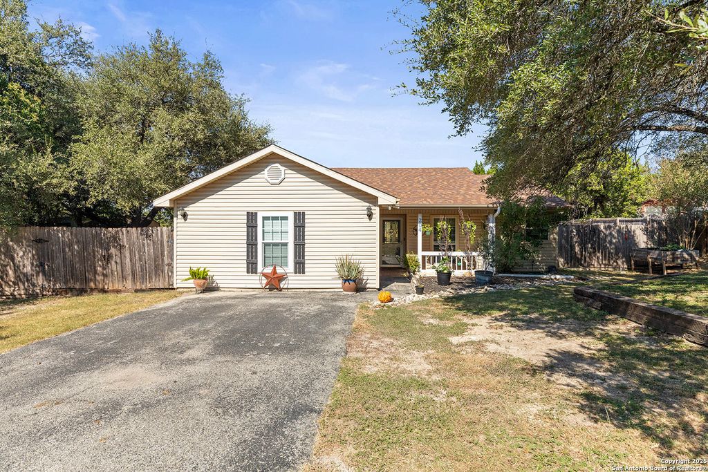 Photo of 204 Lake Park Loop, Canyon Lake, TX 78133 (MLS # 1917872)