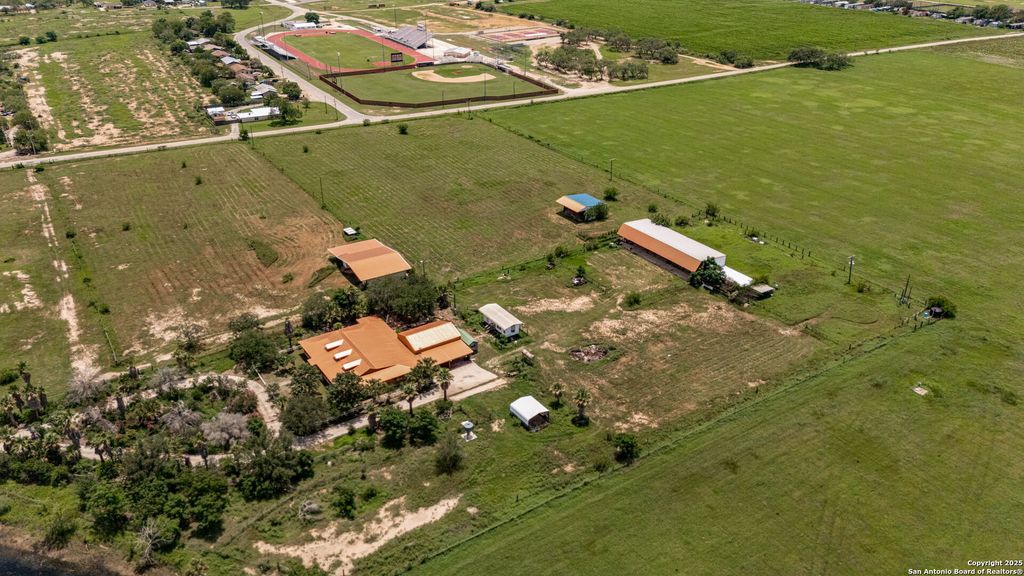 Photo of 1551 N Windy Knoll, Devine, TX 78016 (MLS # 1887228)