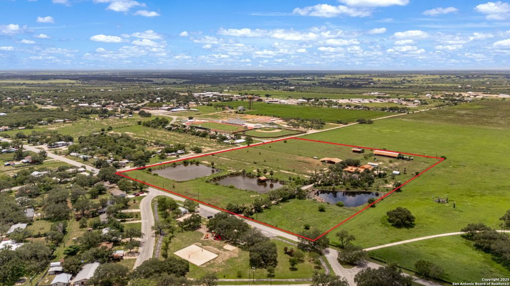 Photo of 1551 N Windy Knoll, Devine, TX 78016 (MLS # 1887228)