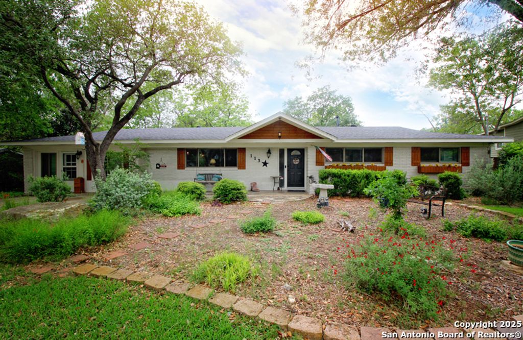 Photo of 113 ADOBE DR, Castle Hills, TX 78213 (MLS # 1961362)