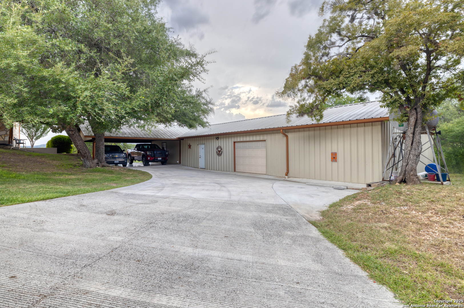 457 N TOMAHAWK WAY
