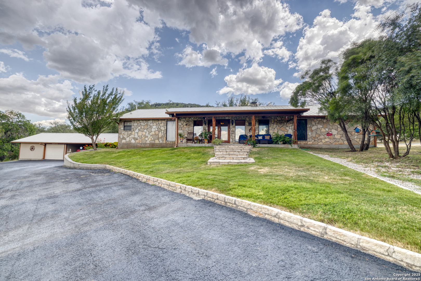 457 N TOMAHAWK WAY