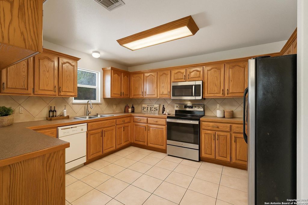 Photo of 105 Tomahawk, Seguin, TX 78155 (MLS # 1915377)