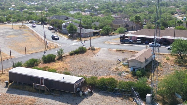 796 CALLE CEDRO, EAGLE PASS, TX 78852 - Image 2201ed715de021333fa6d7fff65801c7/1815190473
