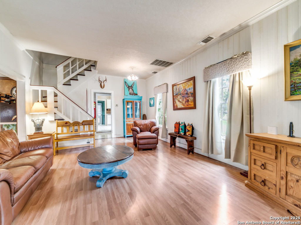 1201 Sisterdale