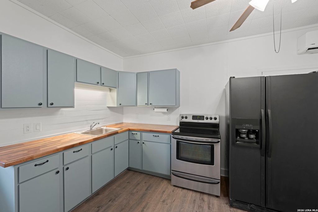 Photo of 1421 Park St, Kerrville, TX 78028 (MLS # 1967258)