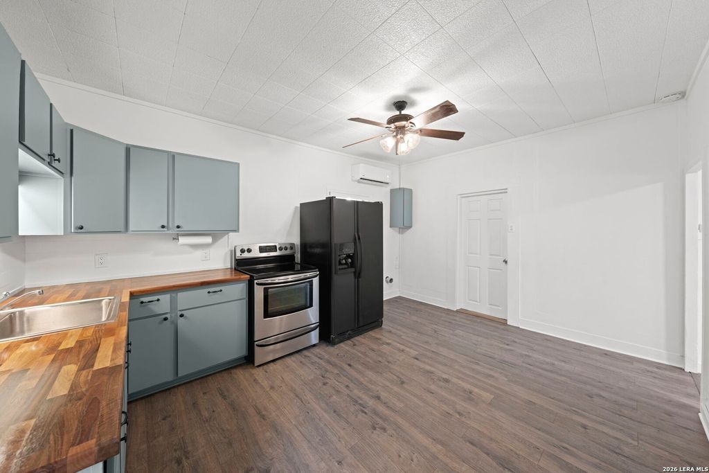 Photo of 1421 Park St, Kerrville, TX 78028 (MLS # 1967258)