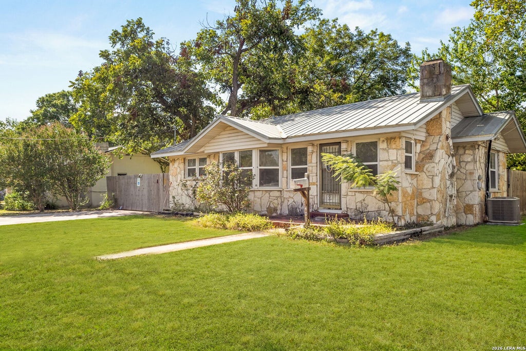 Photo of 401 E WEINERT ST, Seguin, TX 78155 (MLS # 2009345)