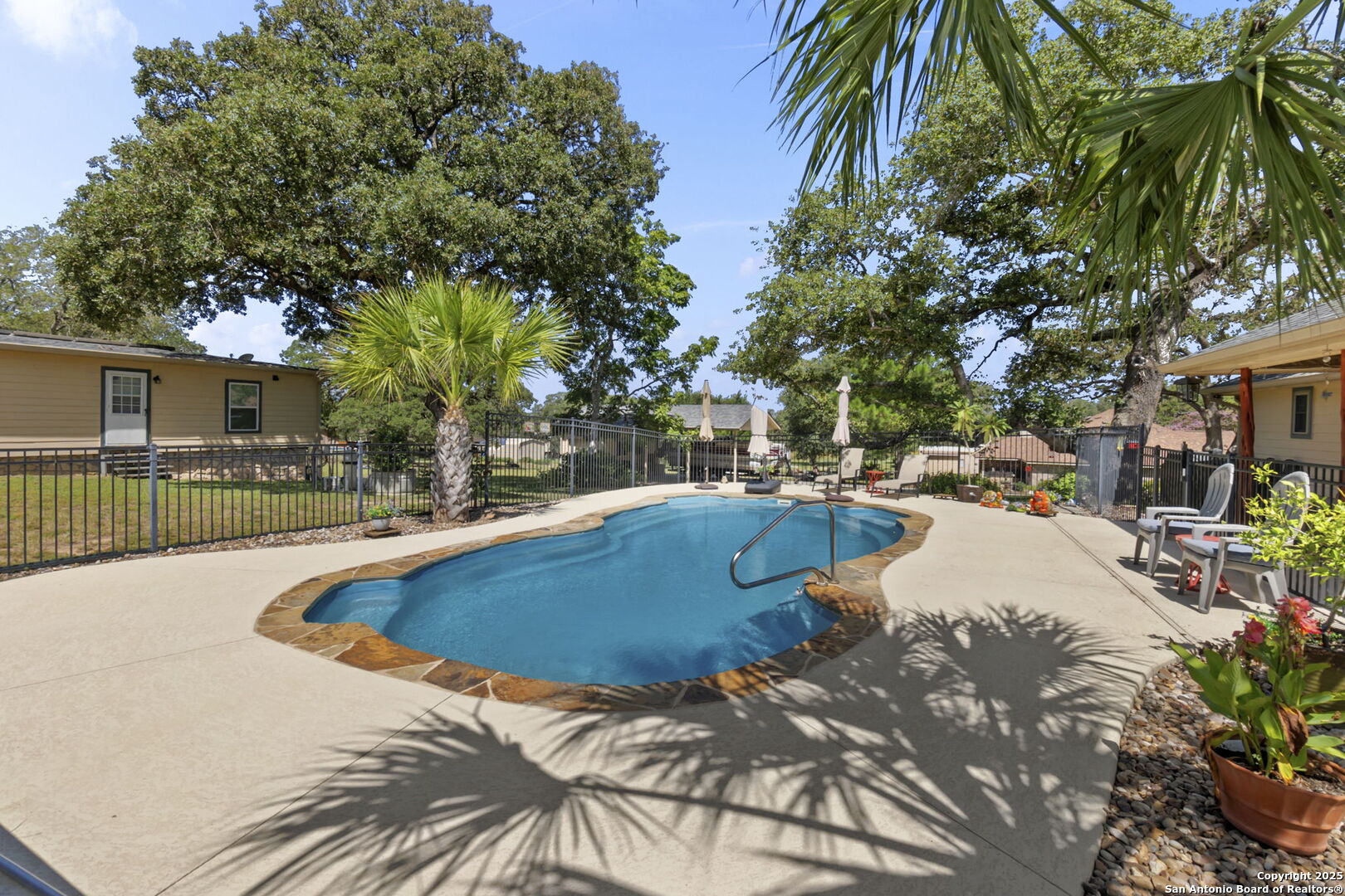 1233 Hillside Oaks Dr