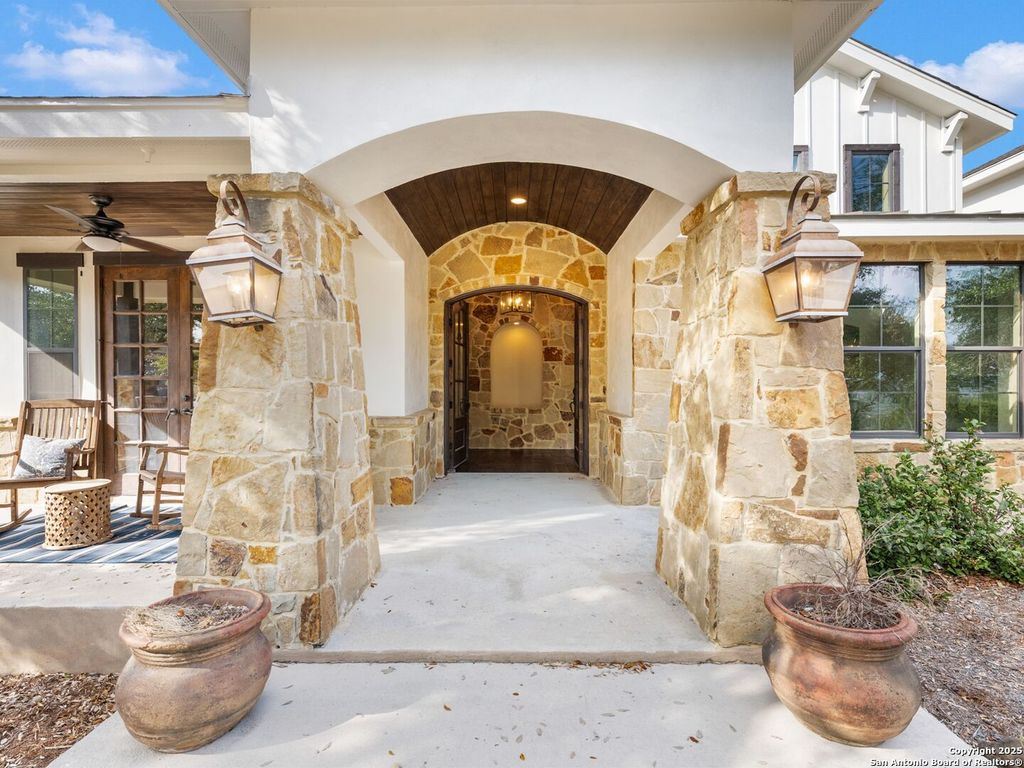 Photo of 382 Upland Ct, Canyon Lake, TX 78133 (MLS # 1926299)