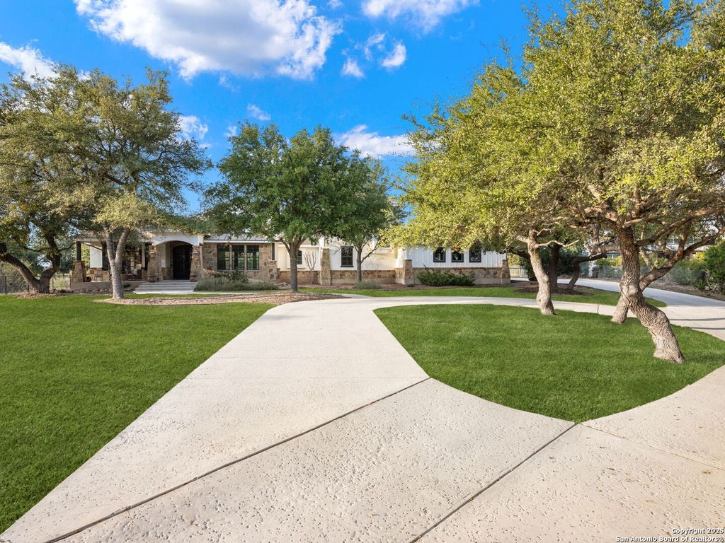 Photo of 382 Upland Ct, Canyon Lake, TX 78133 (MLS # 1926299)