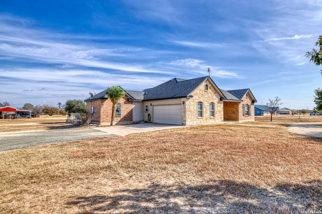 Photo of 8 Valley View, Uvalde, TX 78801 (MLS # 1938352)