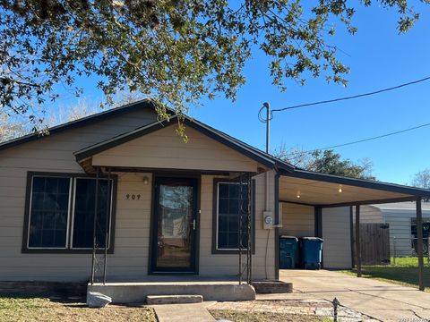 Photo of 909 W Crockett, Beeville, TX 78102 (MLS # 1935327)