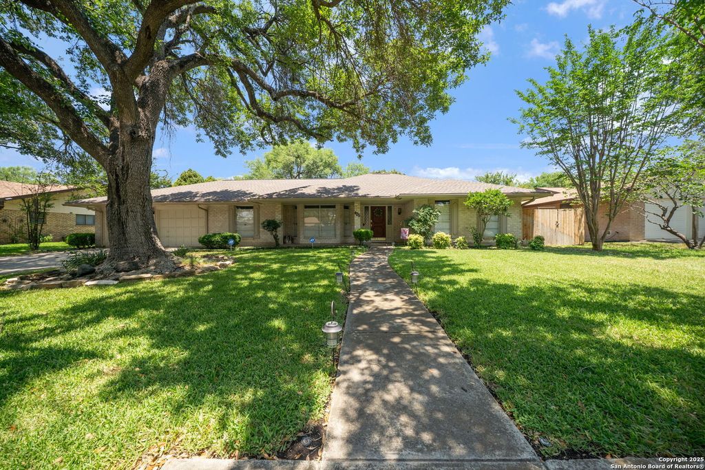 Photo of 425 Crestwind, Windcrest, TX 78239 (MLS # 1891855)