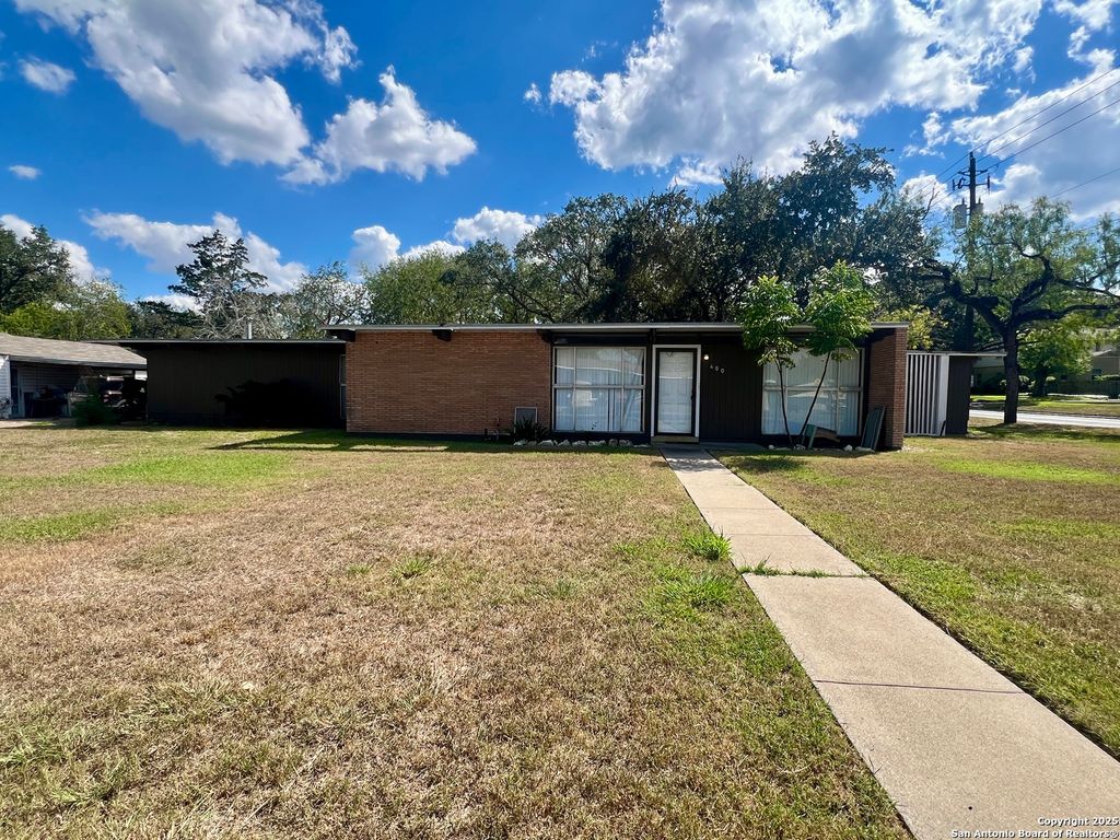 Photo of 400 E Randall, Beeville, TX 78102 (MLS # 1918342)