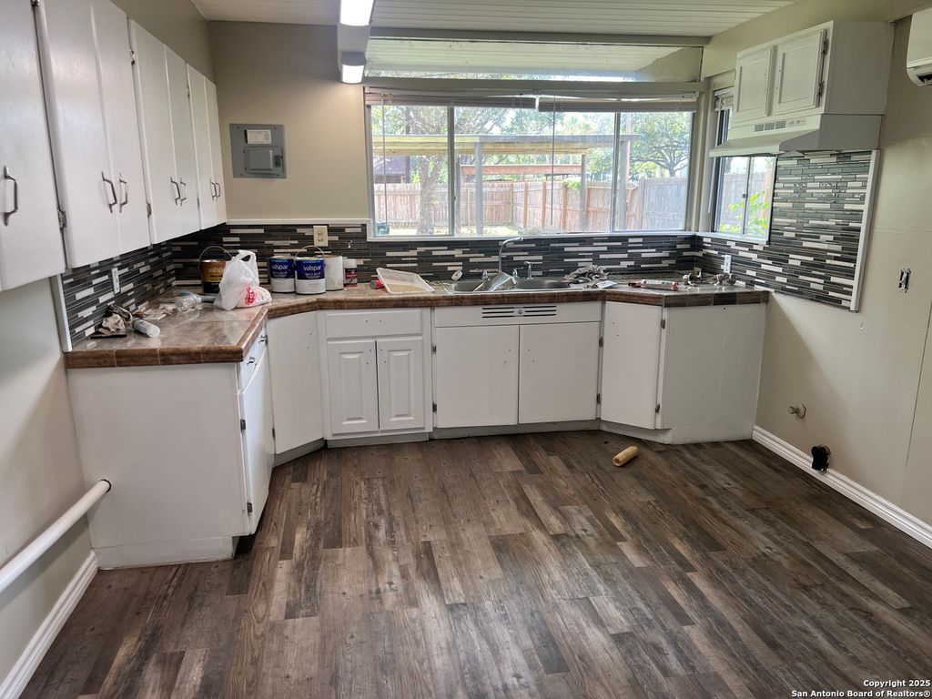 Photo of 400 E Randall, Beeville, TX 78102 (MLS # 1918342)