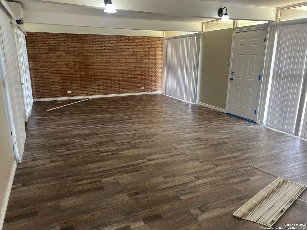 Photo of 400 E Randall, Beeville, TX 78102 (MLS # 1918342)