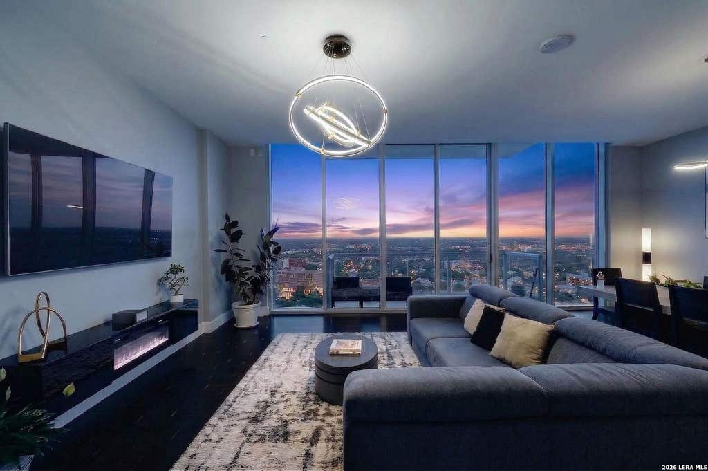 Photo of 610 E Market St UNIT 2605, San Antonio, TX 78205 (MLS # 2002772)