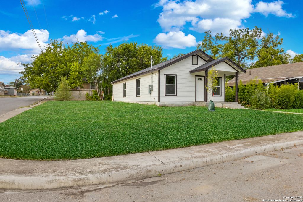 Photo of 1502 Menchaca, San Antonio, TX 78207 (MLS # 1898741)