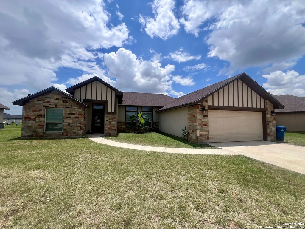 Photo of 1729 Vista View, Pleasanton, TX 78064 (MLS # 1883398)