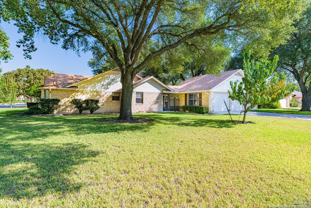 Photo of 729 Heritage Dr, Seguin, TX 78155 (MLS # 1916362)