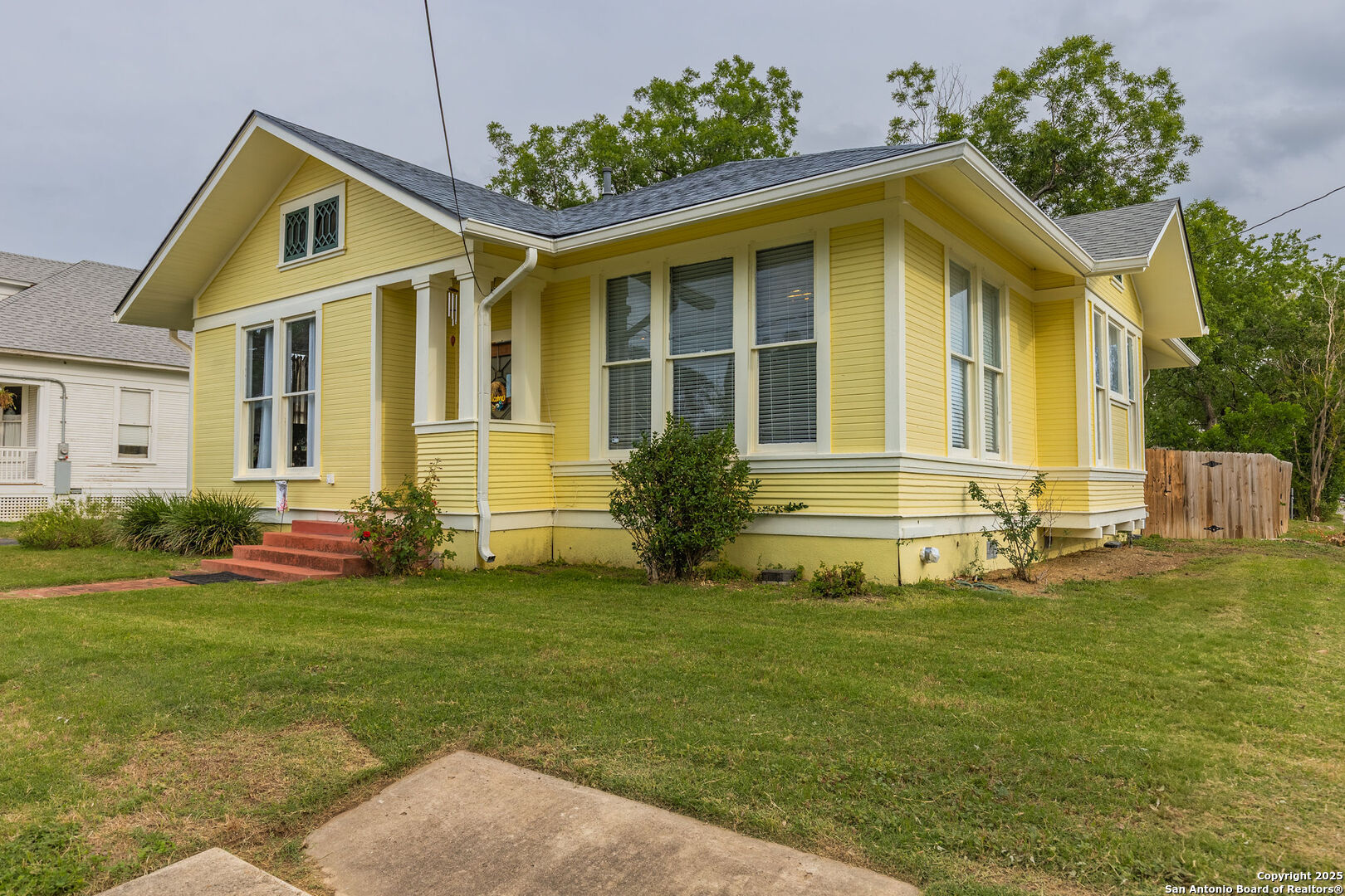 225 W Humphreys