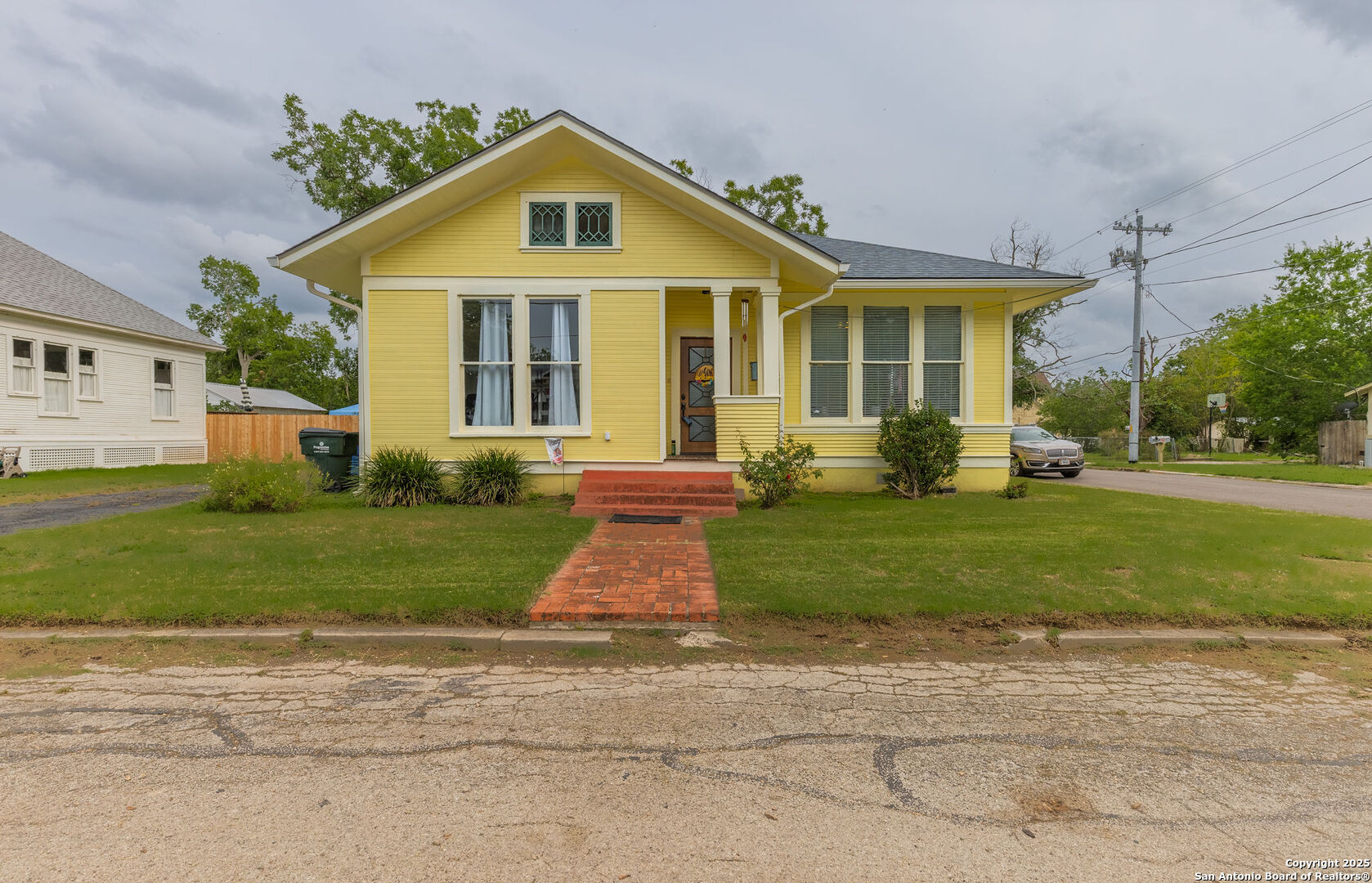225 W Humphreys