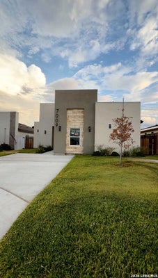 7009 MOLINOS DR, LAREDO, TX 78046 - Image 24bb3c8a8e649f2bcb5bc81bac18d6bc/2319588861