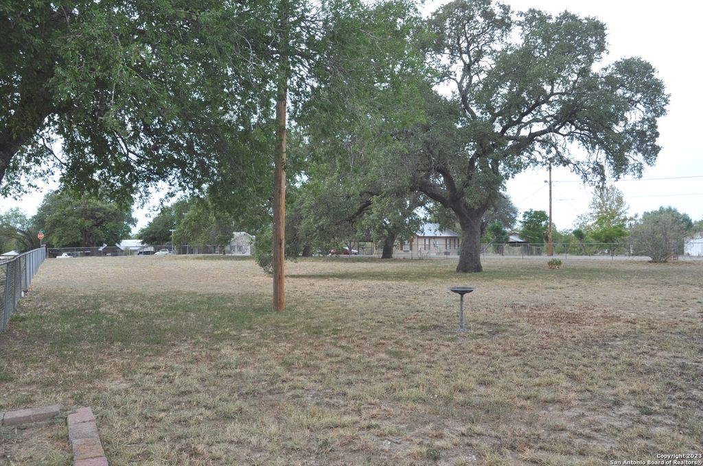 Photo of 402 W DILLEY AVE, Devine, TX 78016 (MLS # 1723047)
