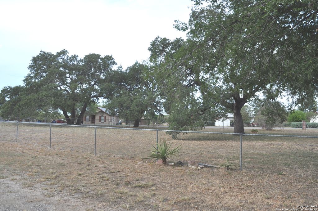 Photo of 402 W DILLEY AVE, Devine, TX 78016 (MLS # 1723047)