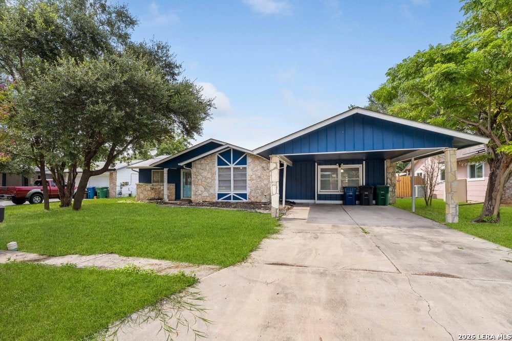 Photo of 7422 Stonehouse Dr, San Antonio, TX 78227 (MLS # 2003531)