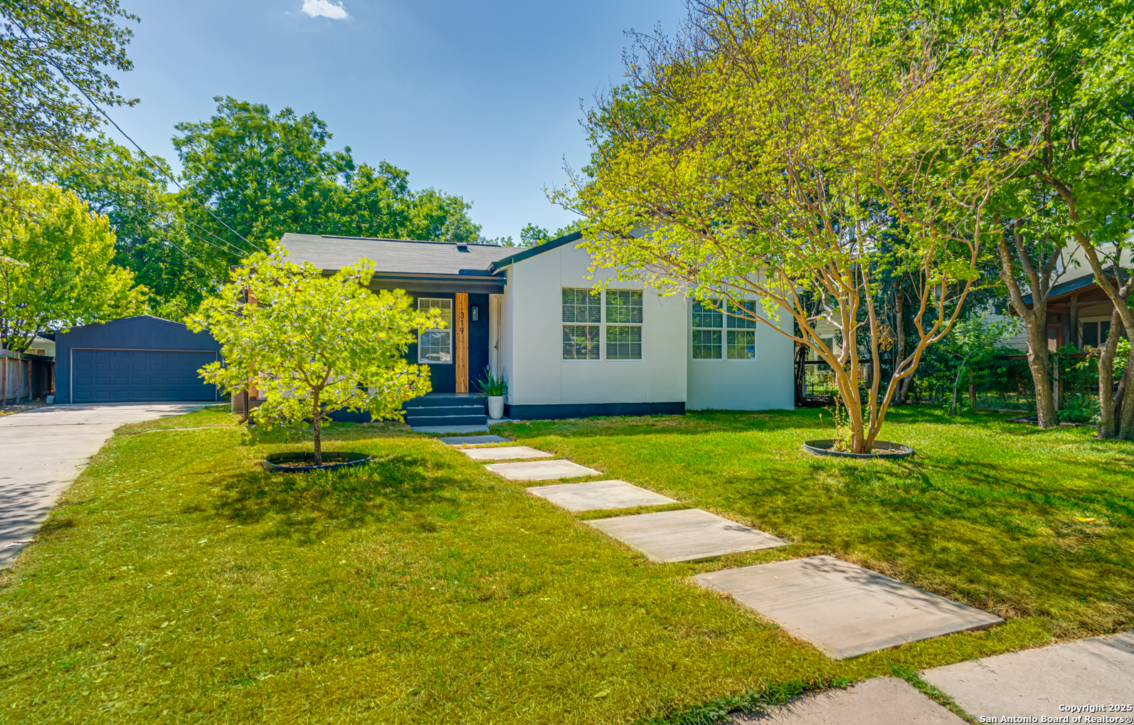 319 W Meadowlane