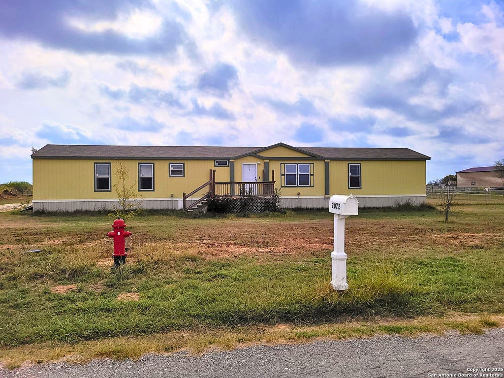Photo of 2072 County Road 421, Stockdale, TX 78160 (MLS # 1923474)