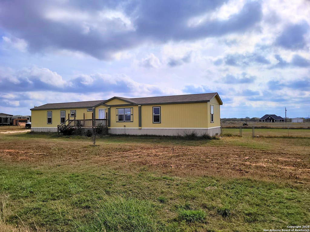 Photo of 2072 County Road 421, Stockdale, TX 78160 (MLS # 1923474)
