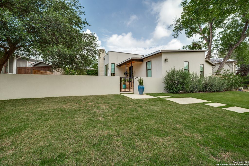 Photo of 215 Circle Street, San Antonio, TX 78209 (MLS # 1878175)