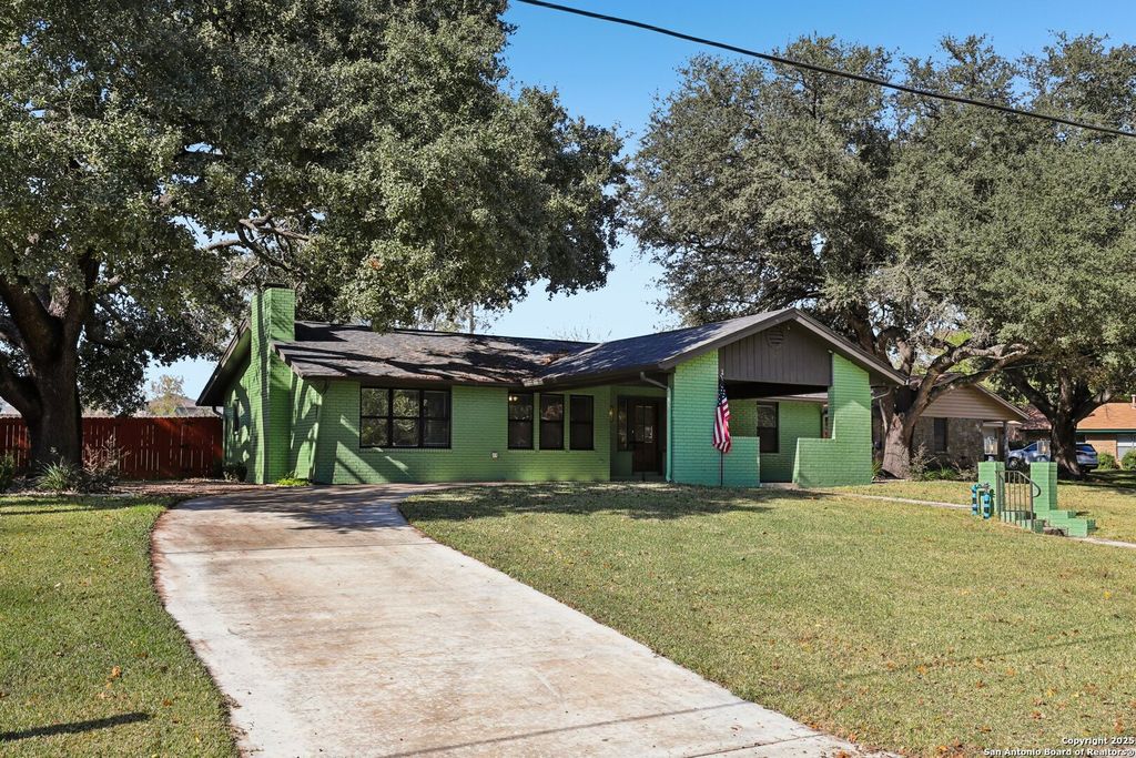 Photo of 786 Renee, Seguin, TX 78155 (MLS # 1929634)