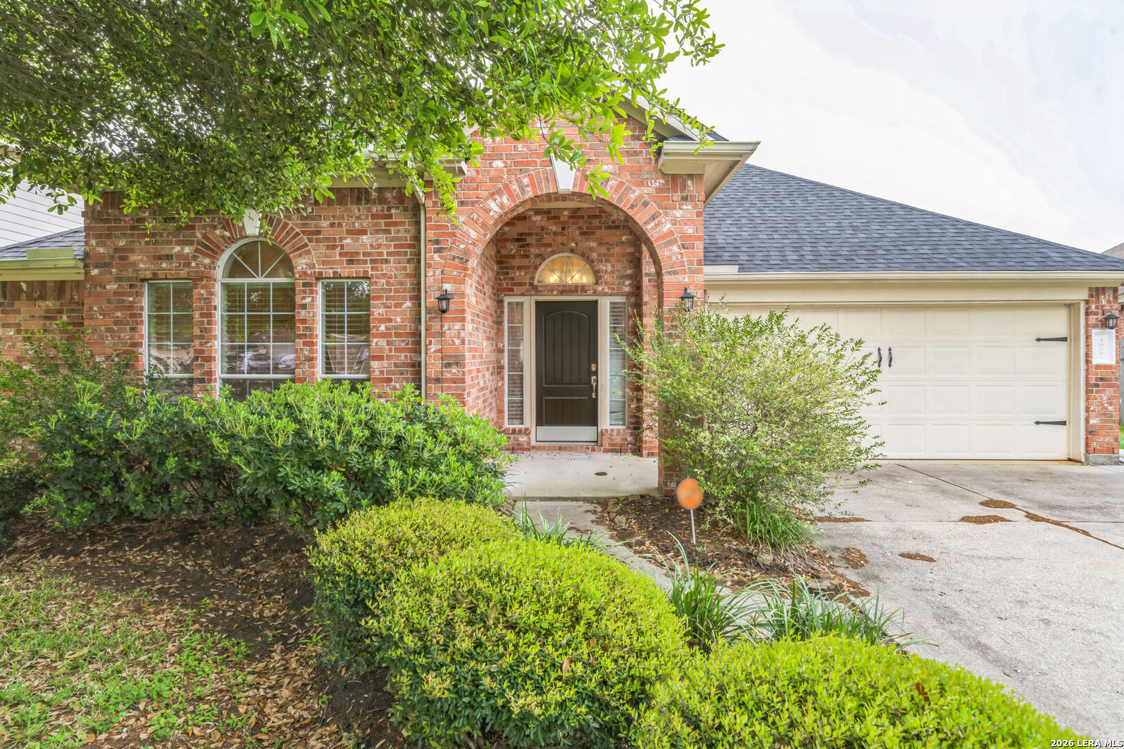 Photo 1 of 33 — 3005 GARDENCREST LN, Dickinson, TX 77539