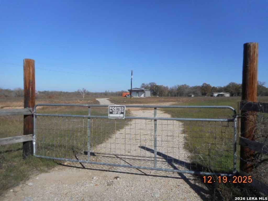 Photo of 368 Old Colony Rd, Seguin, TX 78155 (MLS # 1935456)